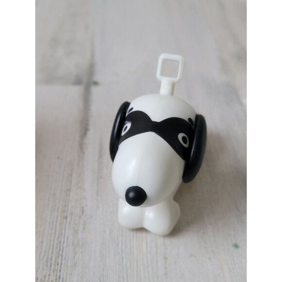 McDonald's 2013 superhero Snoopy keychain toy figure - Picture 2 of 4